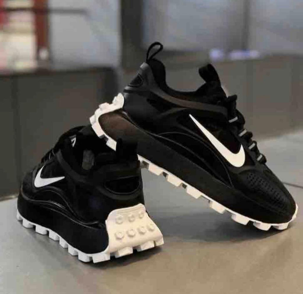 NIKE SNEAKERS