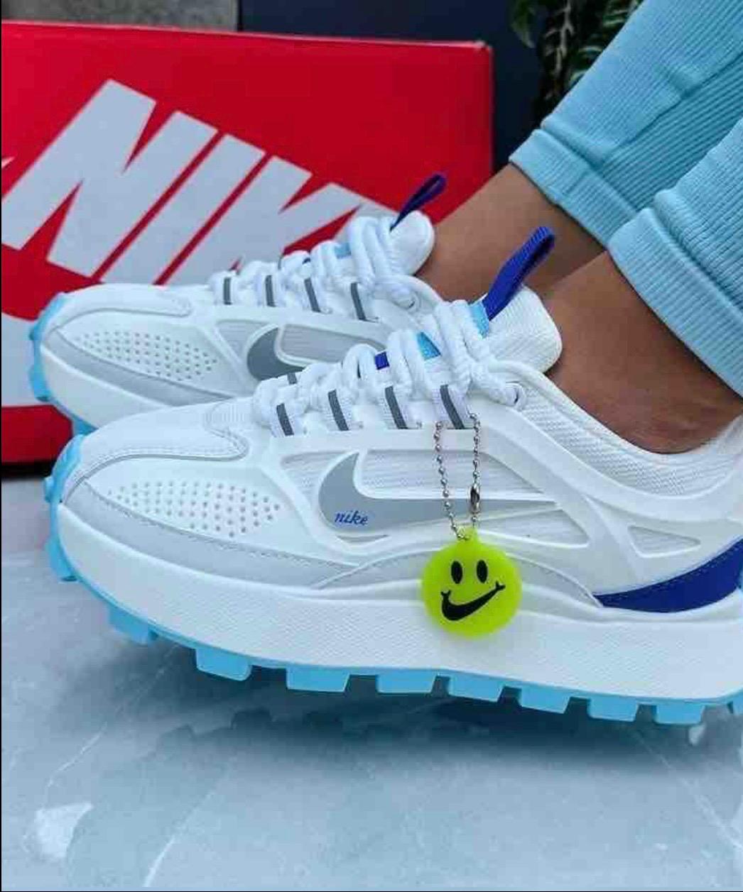 NIKE SNEAKERS
